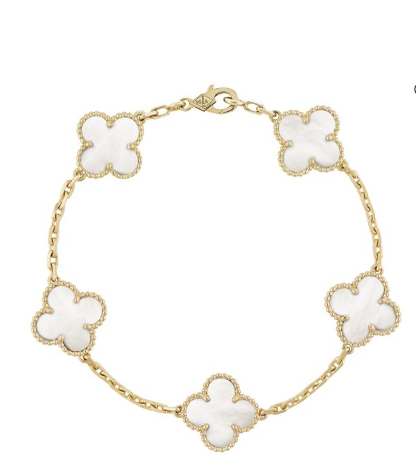 Luxury vintage inspired clover design bracelet. This trending style makes it a perfect gift choice.